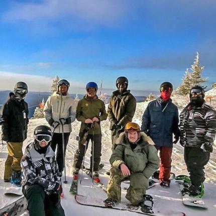 一群研究生在滑雪和单板滑雪前摆姿势