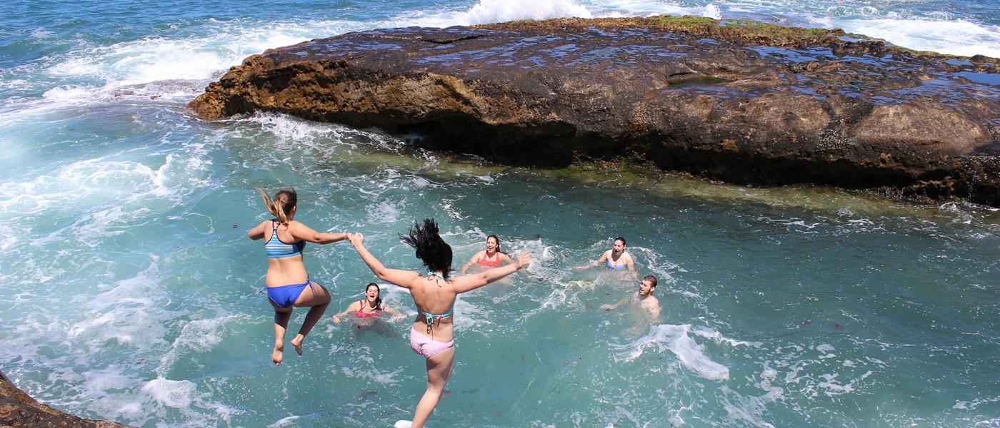 学生 jump intro the sea during an excursion to Cherifian